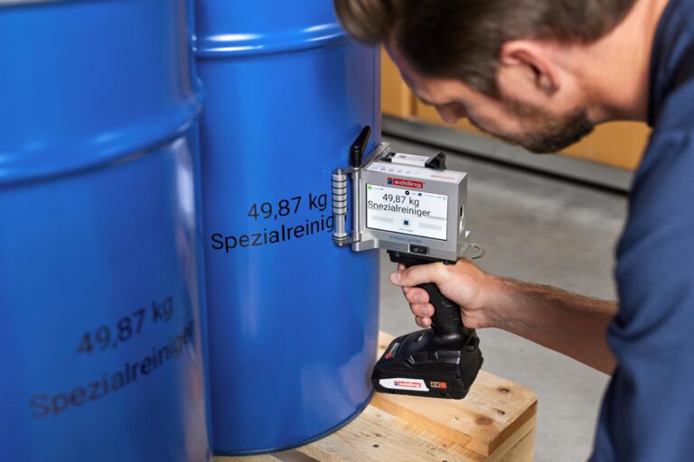 Druck mit portable 50 printer auf ein Fass